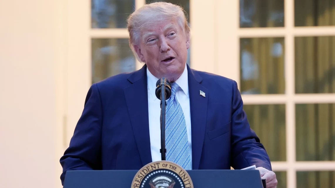 Дональд Трамп и три СМИ — каким объявлен запрет в Белом доме