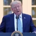 Дональд Трамп и три СМИ — каким объявлен запрет в Белом доме